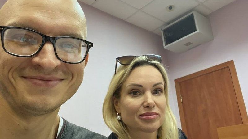Ce s-a întâmplat cu Marina Ovsyannikova, editorul rus care a protestat în direct la televiziunea de stat rusă: „Am fost interogată mai bine de 14 ore”