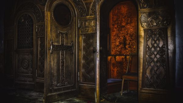 Bancul zilei de vineri: O blondă la spovedanie