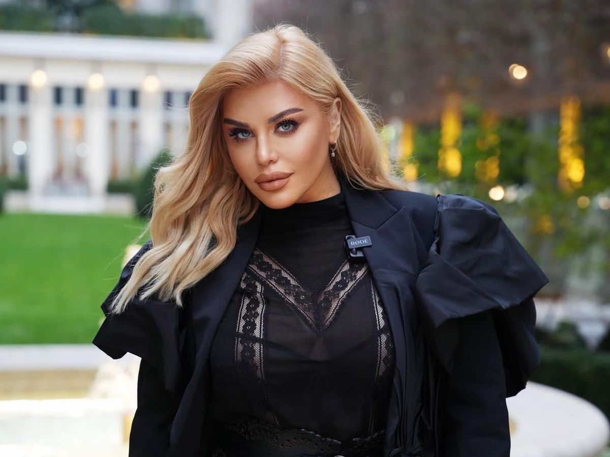 Loredana Groza, dans lasciv pe o canapea dintr-un restaurant din Capitală