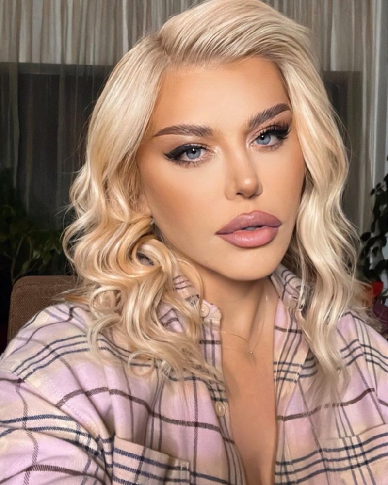 Loredana Groza, dans lasciv pe o canapea dintr-un restaurant din Capitală