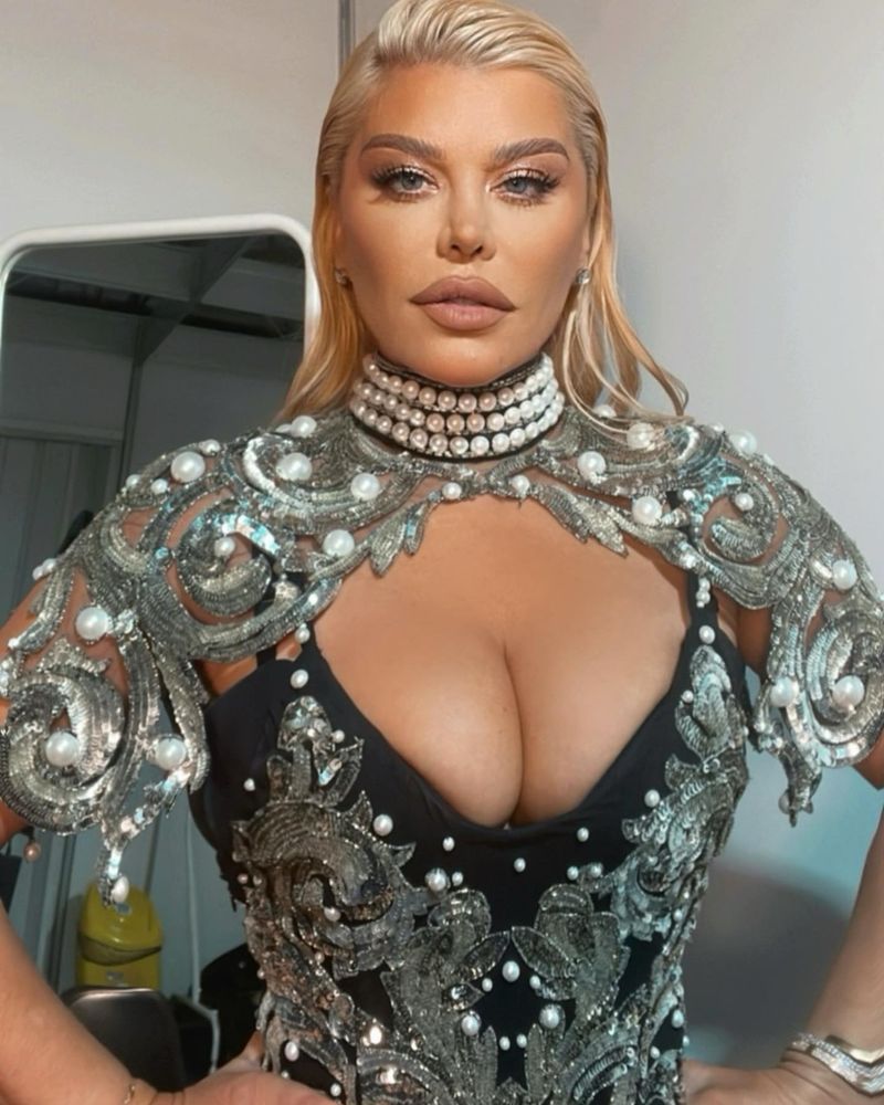 Loredana Groza, dans lasciv pe o canapea dintr-un restaurant din Capitală