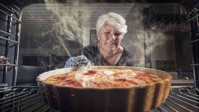 Dimineața Nebună: O bunicuță din Ucraina a ucis opt soldați ruși! I-a servit cu prăjituri de casă otrăvite. Audio