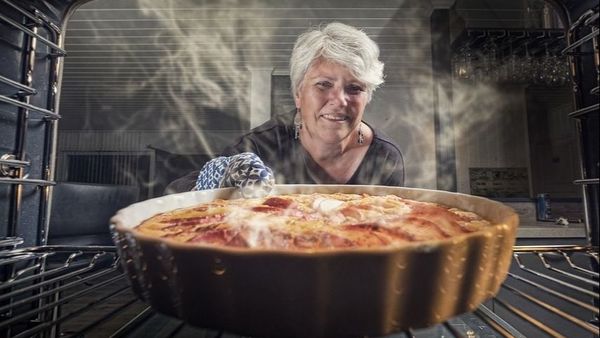 Dimineața Nebună: O bunicuță din Ucraina a ucis opt soldați ruși! I-a servit cu prăjituri de casă otrăvite. Audio