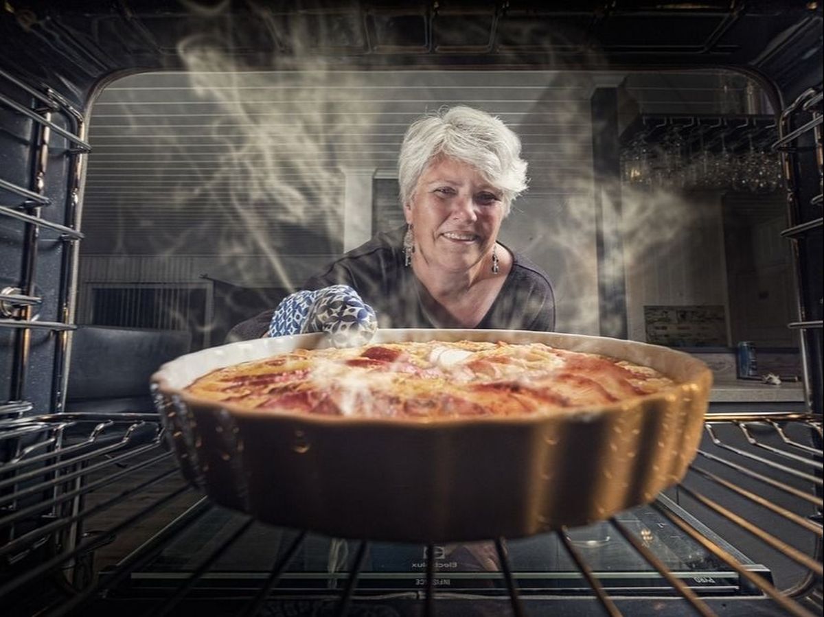 Dimineața Nebună: O bunicuță din Ucraina a ucis opt soldați ruși! I-a servitu cu prăjituri de casă otrăvite. Audio 