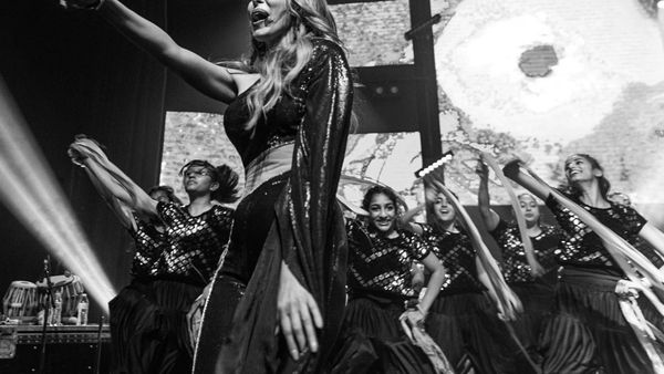 Iulia Vântur, surprinsă înainte de concertul din Chicago! Cu cine s-a întâlnit iubita lui Salman Khan?!