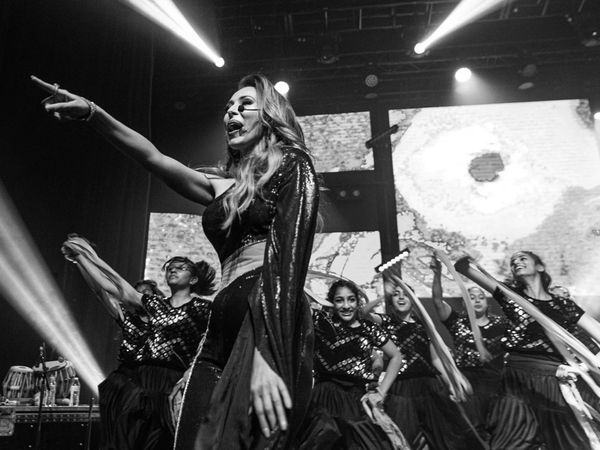 Iulia V&acirc;ntur, surprinsă &icirc;nainte de concertul din Chicago! Cu cine s-a &icirc;nt&acirc;lnit iubita lui Salman Khan?!