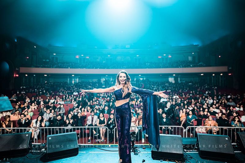  Iulia Vântur, surprinsă înainte de concertul din Chicago! Cu cine s-a întâlnit iubita lui Salman Khan?!  