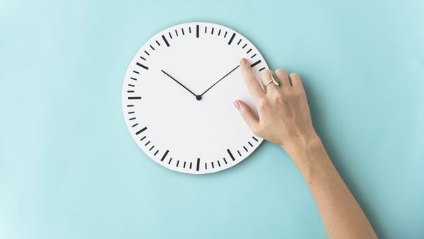 Ora de vară 2022: Când se schimbă ora în România şi cum trebuie să ne potrivim ceasurile?