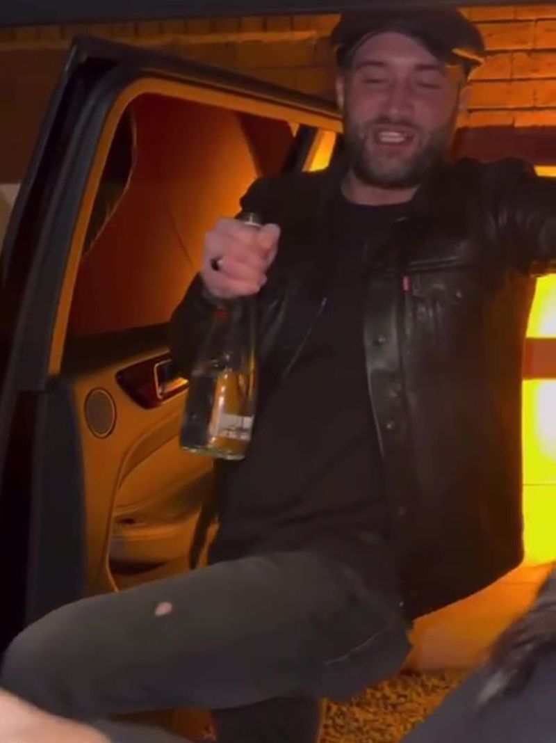 Mihai Bendeac a oferit o primă reacție, după ce s-a dezbrăcat în plină stradă. 