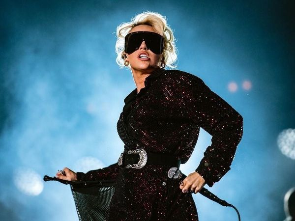 Miley Cyrus, momente de panică! Avionul &icirc;n care se afla artista a fost lovit de fulger: &bdquo;Am fost nevoiți să aterizăm de urgență&rdquo;