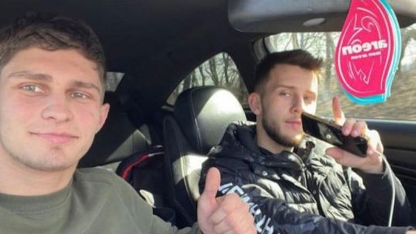 Doi tineri din judeţul Suceava au plecat în Ucraina pe cont propriu să se convingă dacă există războiul! Au dormit în mașină și au stat nemâncați 4 zile