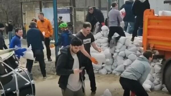 VIDEO Viral: Ucrainenii fac un baraj de fortifiere pentru Odessa și ascultă Bon Jovi: „It's my life!”