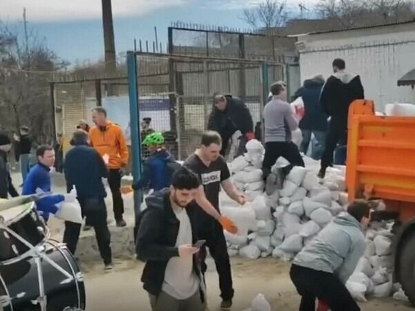 VIDEO Viral: Ucrainenii fac un baraj de fortifiere pentru Odessa și ascultă Bon Jovi: &bdquo;It's my life!&rdquo;