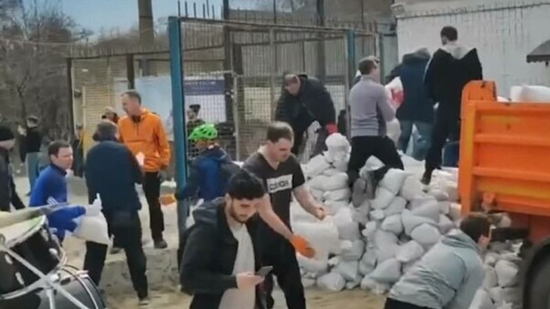 VIDEO Viral: Ucrainenii fac un baraj de fortifiere pentru Odessa și ascultă Bon Jovi: &bdquo;It's my life!&rdquo;