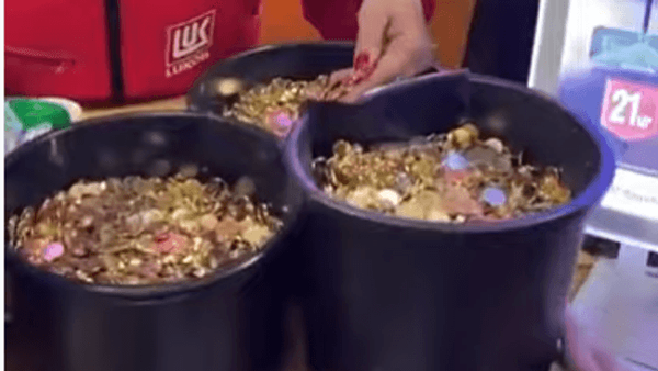 VIDEO: Trei tineri din Bacău au mers să plătească plinul de combustibil, cu trei găleți de monede! Cum au reacționat angajații benzinăriei?!: „V-ați bătut joc de vânzătoare”