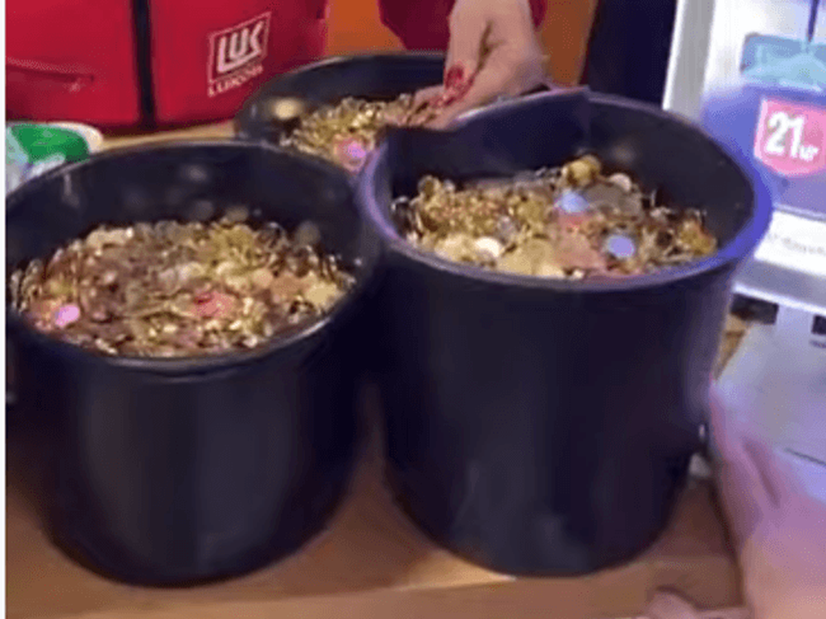 Trei tineri din Bacău au mers să plătească plinul de combustibil, cu trei găleți de monede