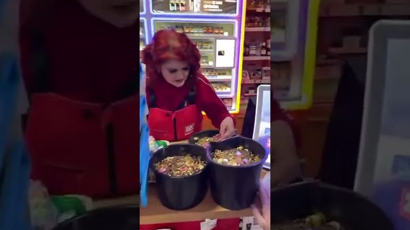 Trei tineri din Bacău au mers să plătească plinul de combustibil, cu trei găleți de monede