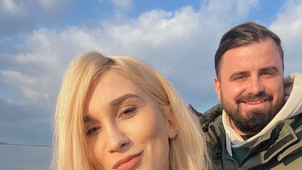 Cătălin Rizea a dezvăluit cum a cerut-o în căsătorie pe Adda: „Am oprit într-un șanț, m-am pus în genunchi, în țărână, pe unde treceau animalele”