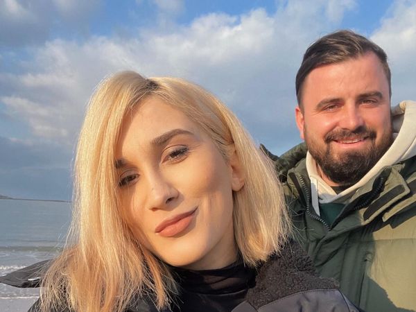 Cătălin Rizea a dezvăluit cum a cerut-o &icirc;n căsătorie pe Adda: &bdquo;Am oprit &icirc;ntr-un șanț, m-am pus &icirc;n genunchi, &icirc;n țăr&acirc;nă, pe unde treceau animalele&rdquo;