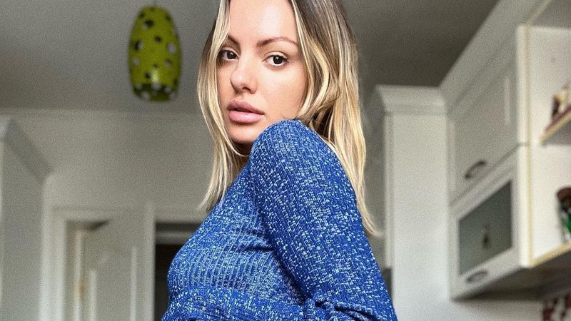 Alexandra Stan, ipostază HOT pe o canapea! Detaliul neașteptat observat de fanii artistei c&acirc;nd au văzut fotografia: &bdquo;Unde-s chiloții?&rdquo;