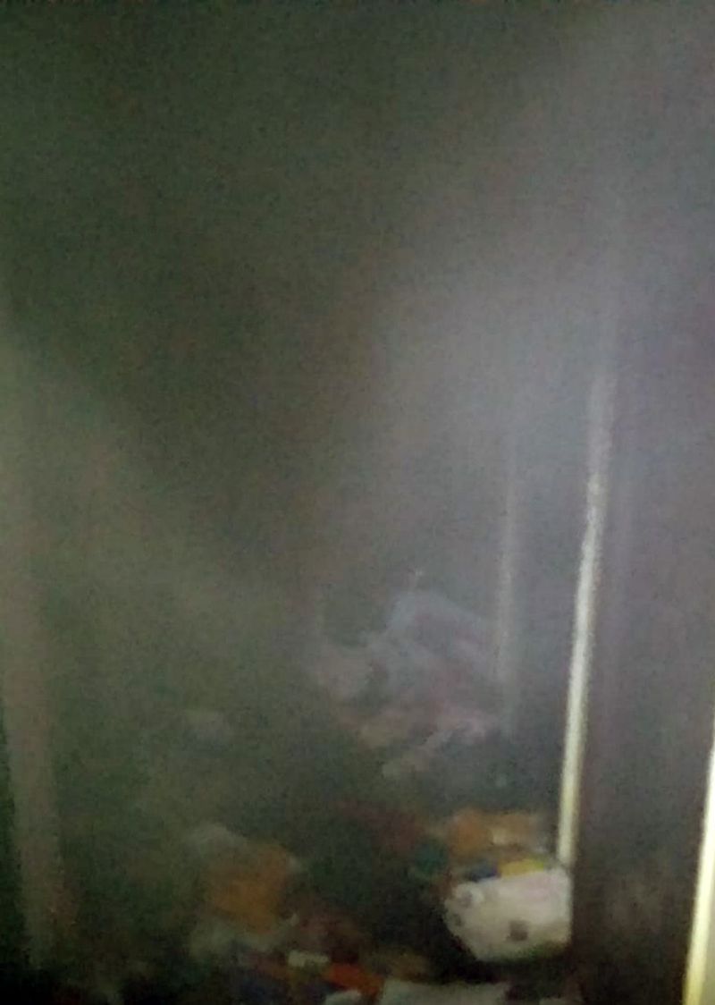 Un apartament din Bârlad, plin cu trei tone de gunoi, a luat foc