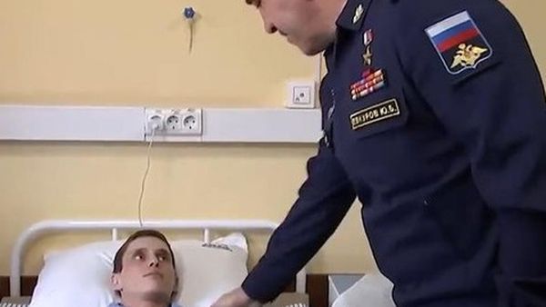 Dimineața Nebună: Oficialul rus Alexander Fomin, gafă &icirc;n timp ce decora un soldat rănit &icirc;n Ucraina! Ce i-a urat?!  - AUDIO