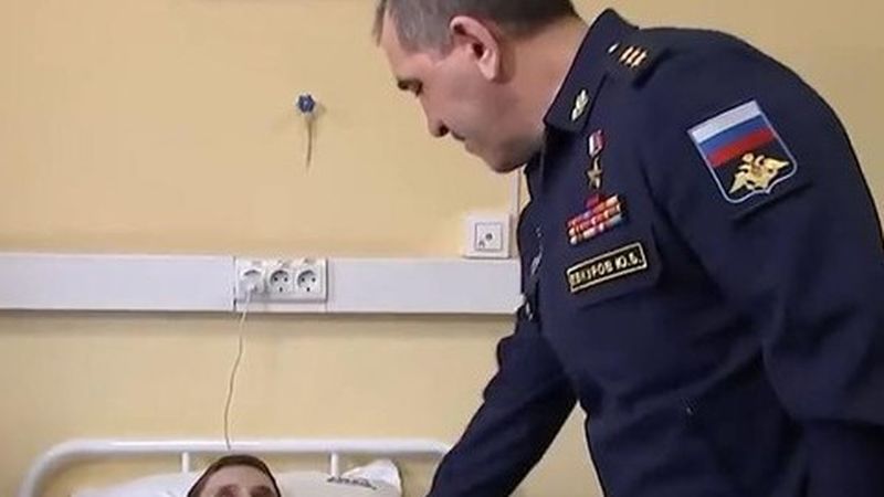 Dimineața Nebună: Oficialul rus Alexander Fomin, gafă &icirc;n timp ce decora un soldat rănit &icirc;n Ucraina! Ce i-a urat?!  - AUDIO