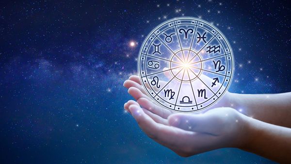 Horoscop aprilie 2022: Zodiile care au noroc cu carul &icirc;n dragoste