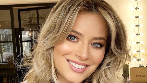 Laura Cosoi, ținta criticilor după ce s-a pozat cu burtica la vedere, în luna a șaptea: „Prea intimă de postat”