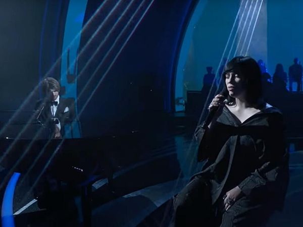 Gala Oscar 2022: Billie Eilish și FINNEAS au c&acirc;ntat live piesa &bdquo;No Time To Die&rdquo;