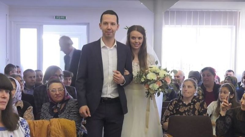 Un cuplu de ucraineni s-a căsătorit &icirc;ntr-o biserică din Botoșani! Mirele, primele declarații: &bdquo;Mulțumim mult poporului rom&acirc;n&rdquo;
