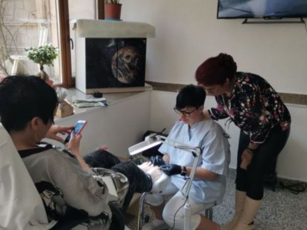VIDEO: Femeie din Timișoara, gest superb pentru două refugiate! Le-a oferit un salon de &icirc;nfrumusețare: &bdquo;Nu am putut răm&acirc;ne indiferentă și am decis să le ajut&rdquo;