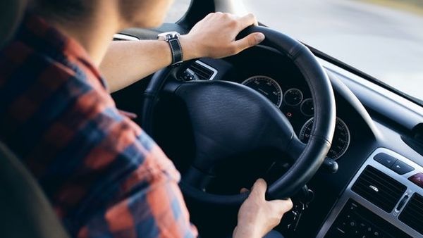 Dimineața Nebună. Un șofer din Suceava a intrat cu mașina în curtea unei gospodării