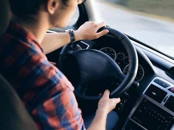 Dimineața Nebună. Un șofer din Suceava a intrat cu mașina &icirc;n curtea unei gospodării