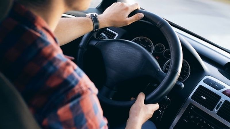 Dimineața Nebună. Un șofer din Suceava a intrat cu mașina &icirc;n curtea unei gospodării