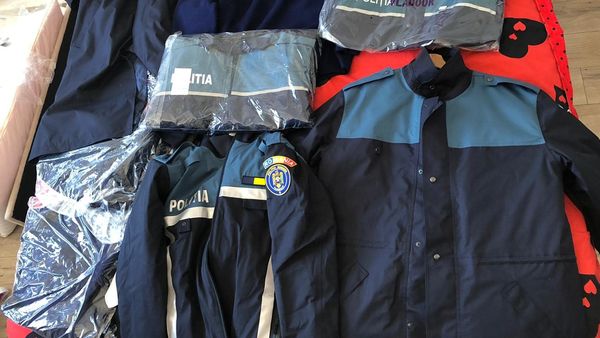 Dimineața Nebună: Aproximativ 1800 de tineri care au absolvit școlile de agenți de poliție au primit uniforme cu 3 numere mai mari sau mai mici: „Bătaie de joc”. Audio