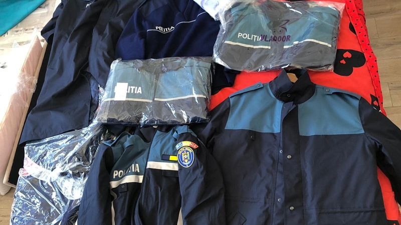 Dimineața Nebună: Aproximativ 1800 de tineri care au absolvit școlile de agenți de poliție au primit uniforme cu 3 numere mai mari sau mai mici: &bdquo;Bătaie de joc&rdquo;. Audio