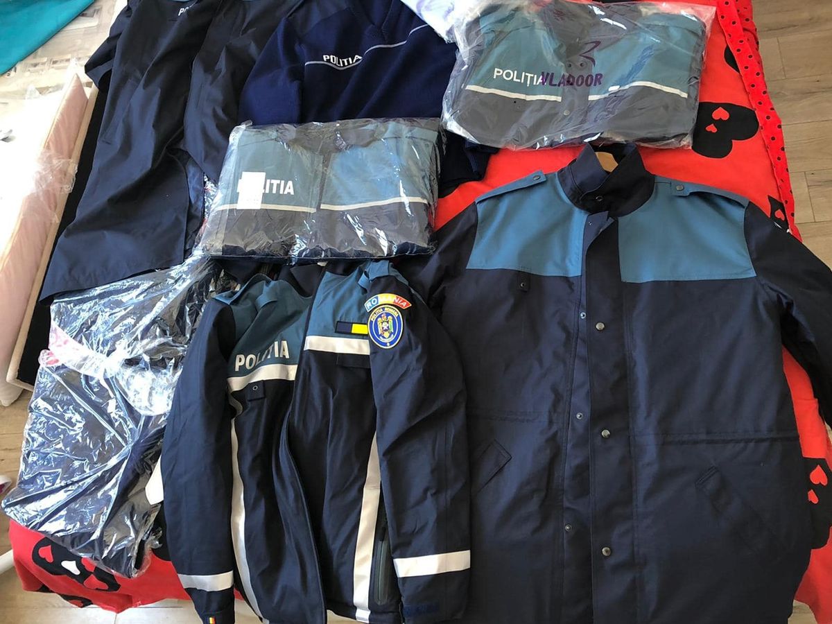 Aproximativ 1800 de tineri care au absolvit școlile de agenți de poliție au primit uniforme cu 3 numere mai mari sau mai mici 