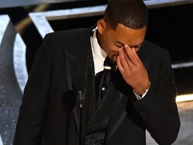 Will Smith a demisionat din Academia Oscarurilor după ce l-a pălmuit pe Chris Rock pe scenă