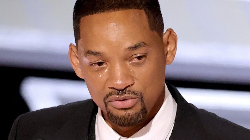 Will Smith a demisionat din Academia Oscarurilor după ce l-a pălmuit pe Chris Rock pe scenă