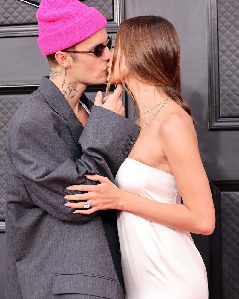 Justin Bieber și Hailey Baldwin, sărut pasional pe covorul roșu de la Premiile Grammy
