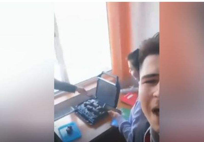 Elevii unui liceu din Oradea au prăjit mici în clasă