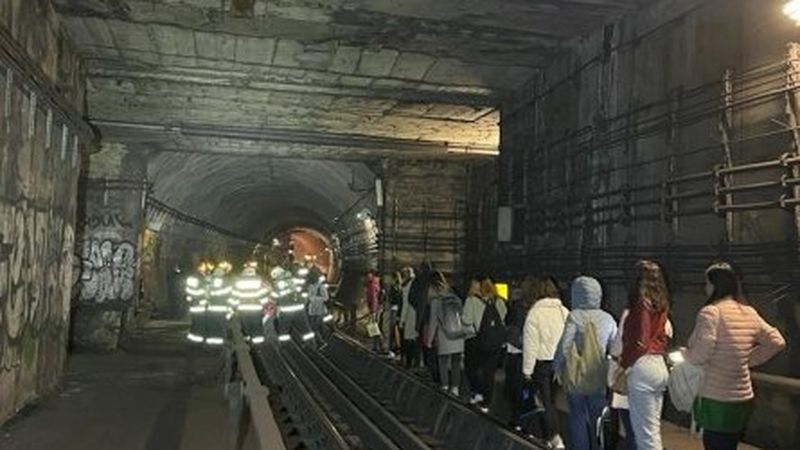 Defecțiune la metrou, &icirc;ntre stațiile Grivița și Basarab! Călătorii au fost evacuați pe tunel: &bdquo;Prezentăm scuze călătorilor pentru disconfortul creat&rdquo;
