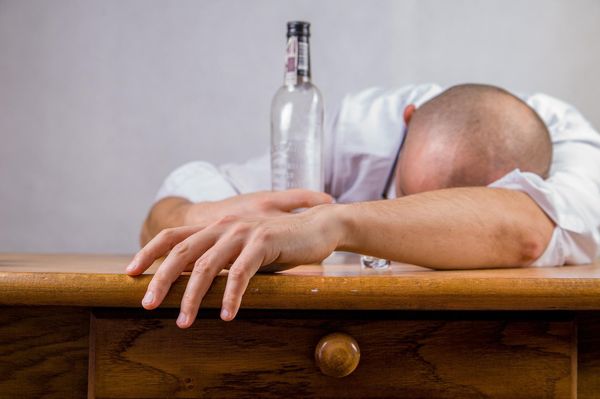 Bancul zilei de vineri: De ce un bețiv nu vrea să plece acasă