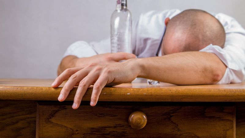 Bancul zilei de vineri: De ce un bețiv nu vrea să plece acasă