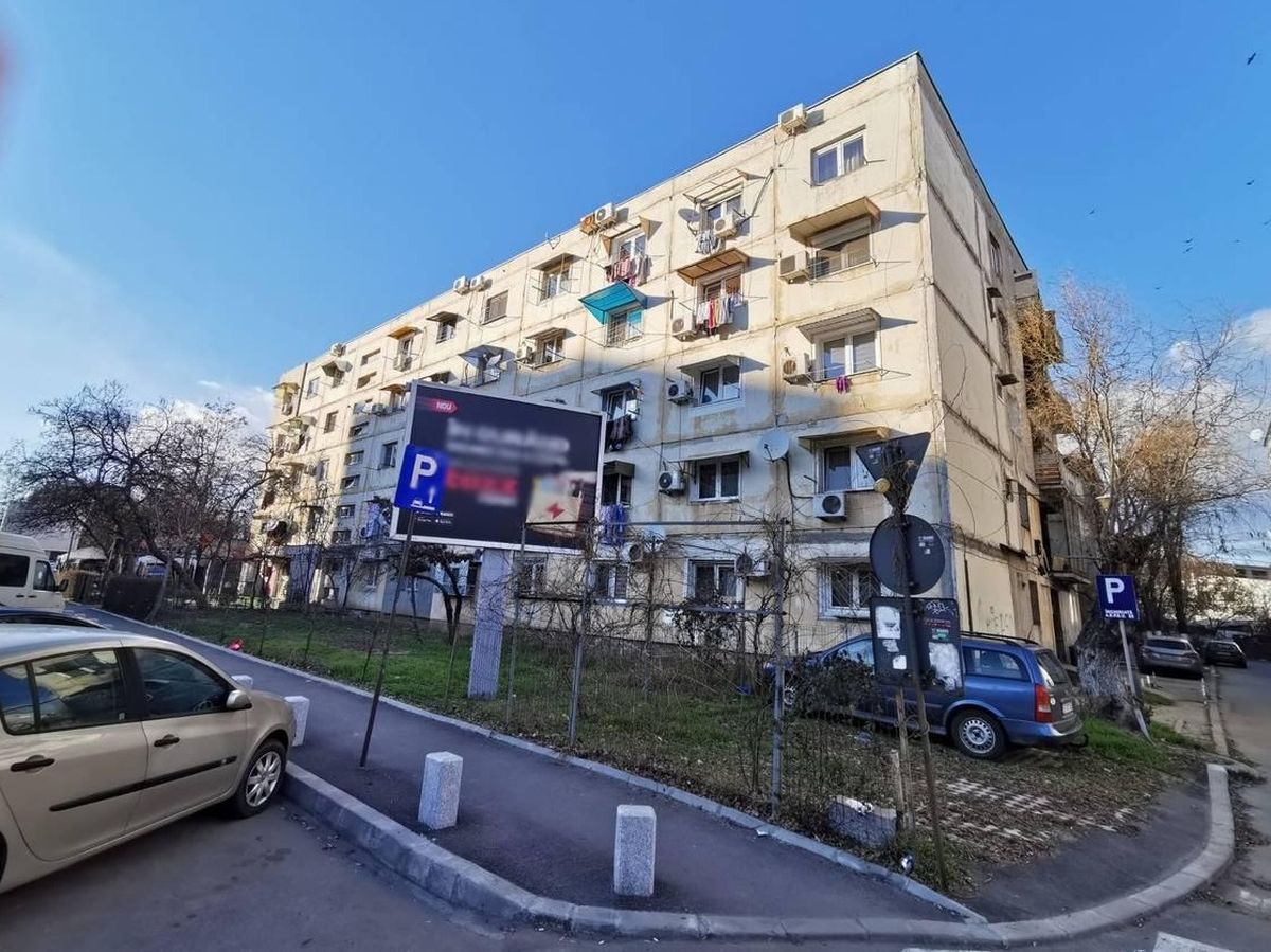 O femeie din București cere bani pentru vizionarea unei garsoniere de 21 mp