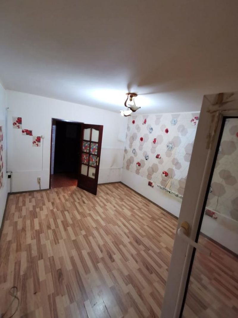 O femeie din București cere bani pentru vizionarea unei garsoniere de 21 mp