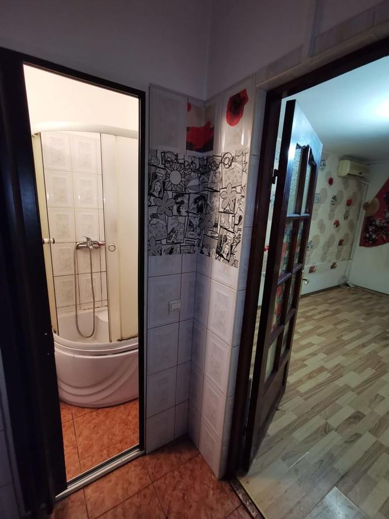 O femeie din București cere bani pentru vizionarea unei garsoniere de 21 mp