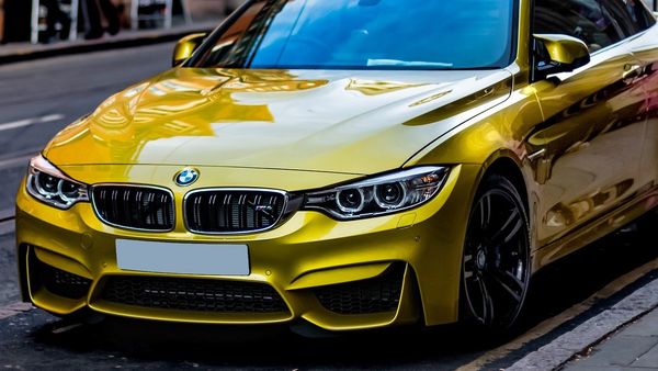 Dimineața Nebună. Bărbat arestat după ce a zgâriat 260 de mașini. Matinalul Mishu: „Unghiile mai trebuie tăiate”. Audio 