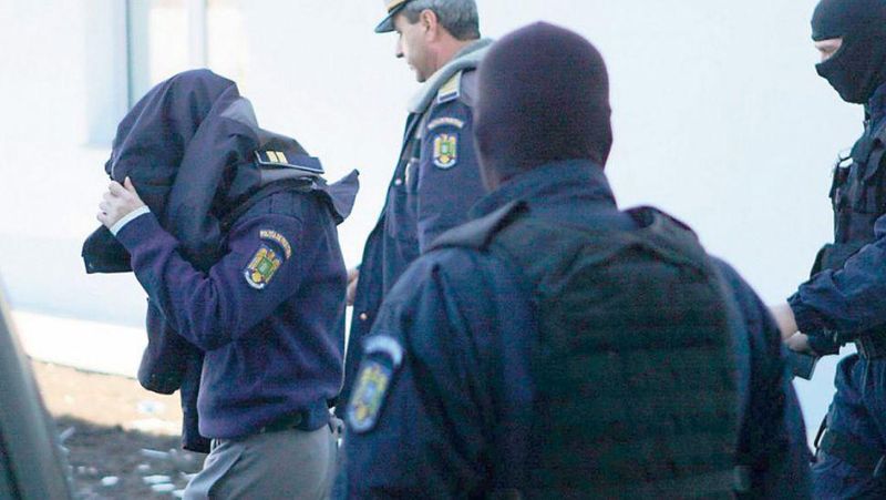 Un poliţist din Cluj, reţinut după ce a fost prins la furat într-un magazin